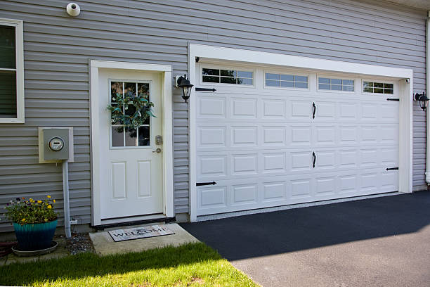 24/7 Emergency Garage Door Panel Replacement experts in Altoona, WI